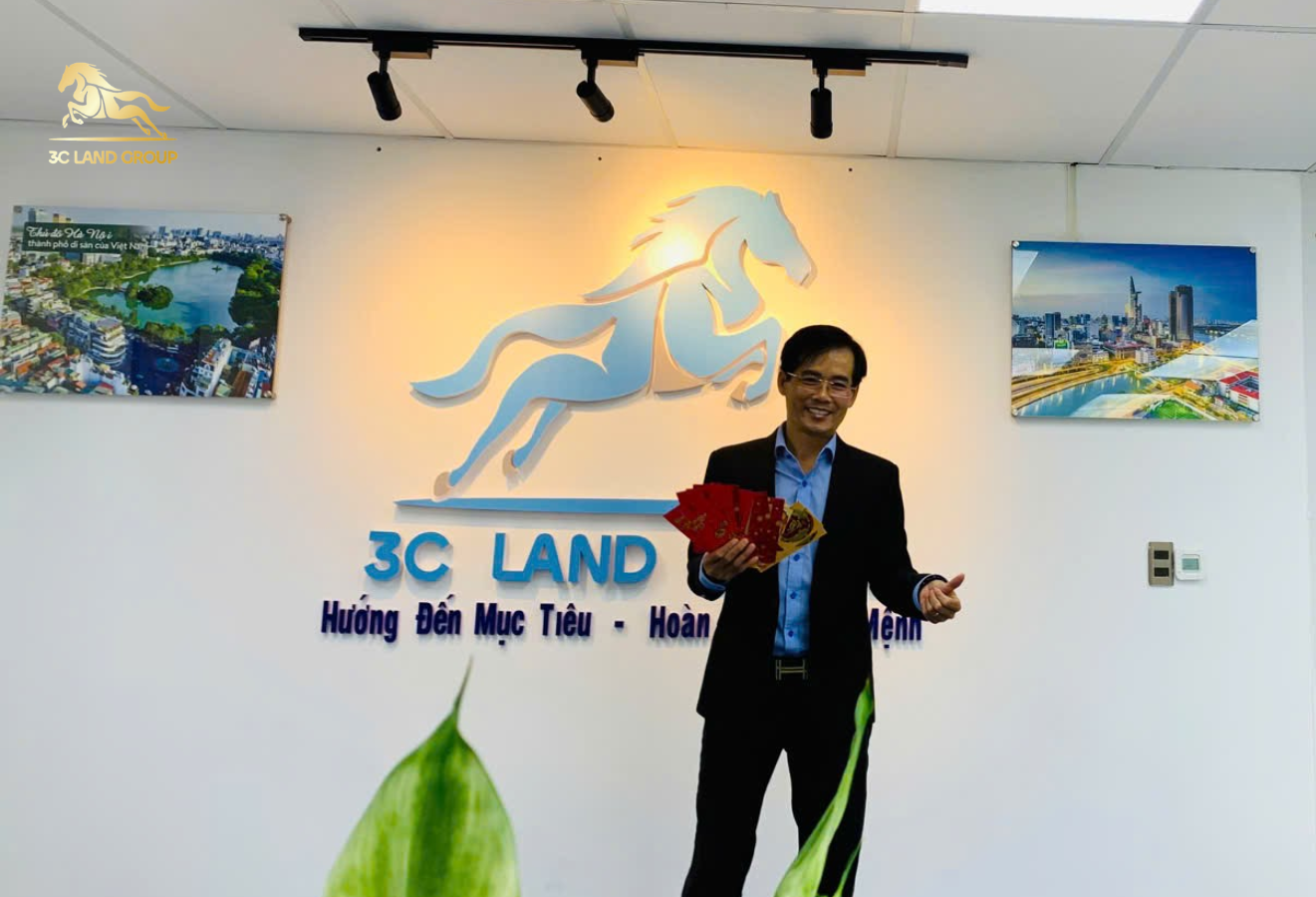 P.TGĐ Trần Văn Hoà thay mặt BLĐ lì xì đầu năm cho toàn thể CBCNV Tập đoàn