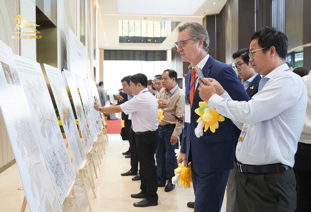 Đại biểu tham dự hội nghị xem chi tiết đồ án quy hoạch TP Thủ Đức