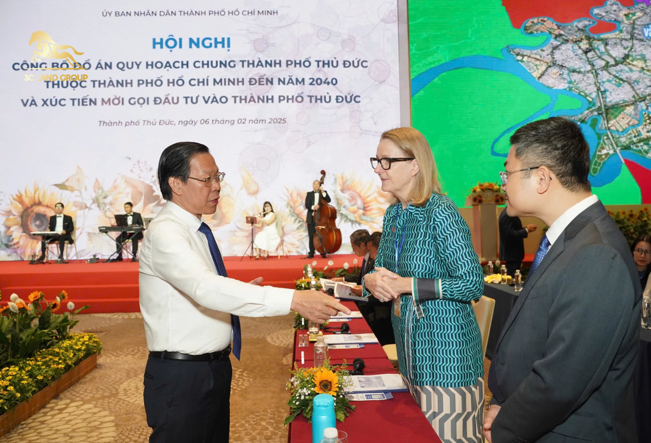 Chủ tịch UBND TP.HCM Phan Văn Mãi trao đổi với đại biểu quốc tế tại hội nghị
