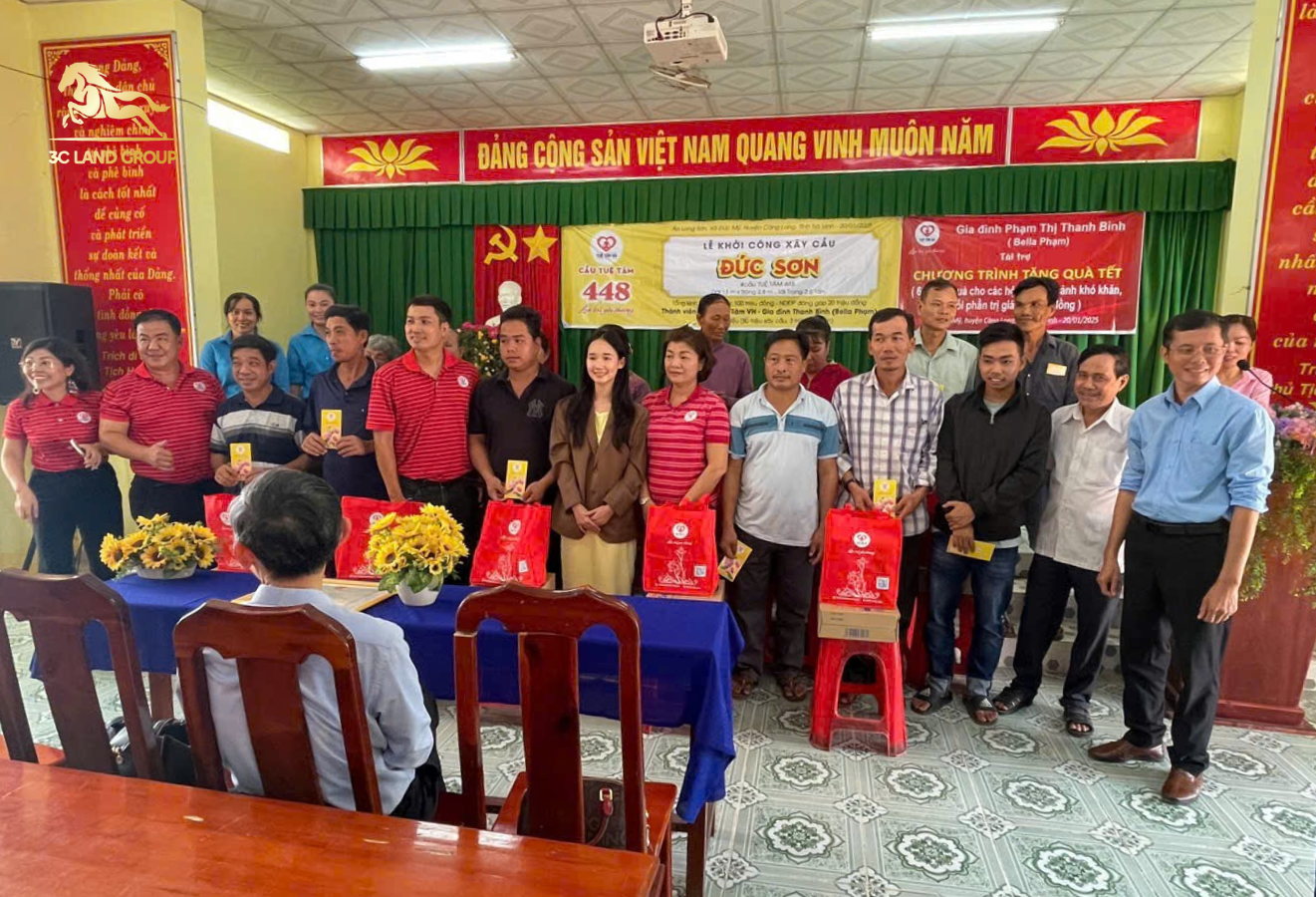 Anh Trịnh Phát (thứ 2 từ trái sang) đại diện Tập đoàn 3C LAND tham gia trao quà Tết cho người dân