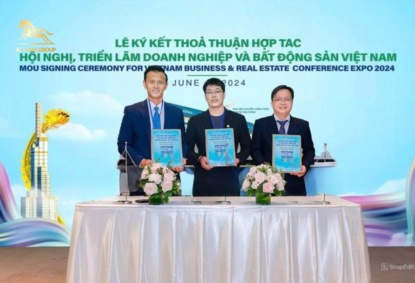 Đại diện 3 công ty ký Biên bản ghi nhớ thoả thuận hợp tác toàn diện giữa ba bên.