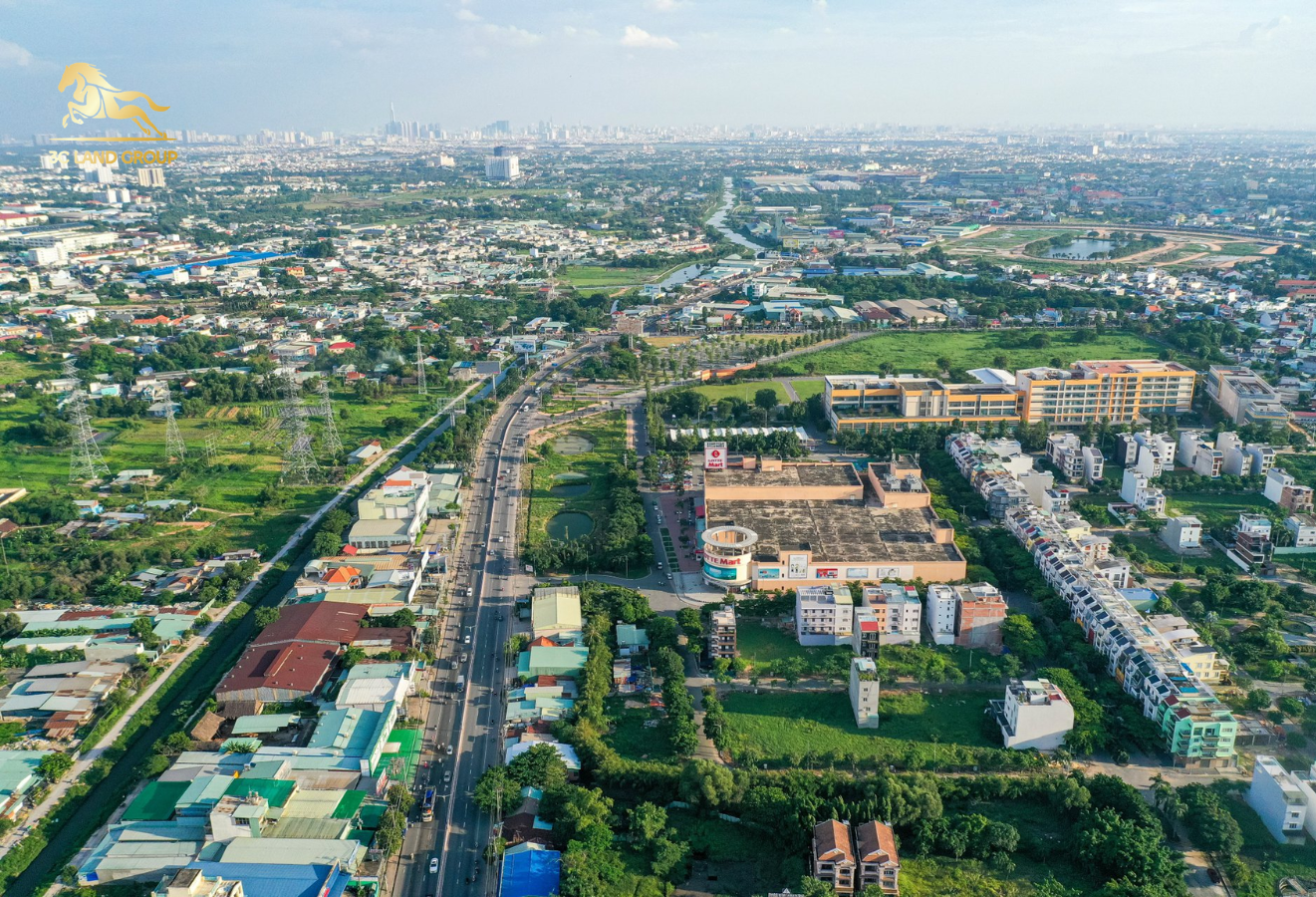 Nhiều nhà đầu tư đang ráo riết săn tìm các bất động sản với vị trí đắt giá ngay Quốc Lộ 13 đang mở rộng.