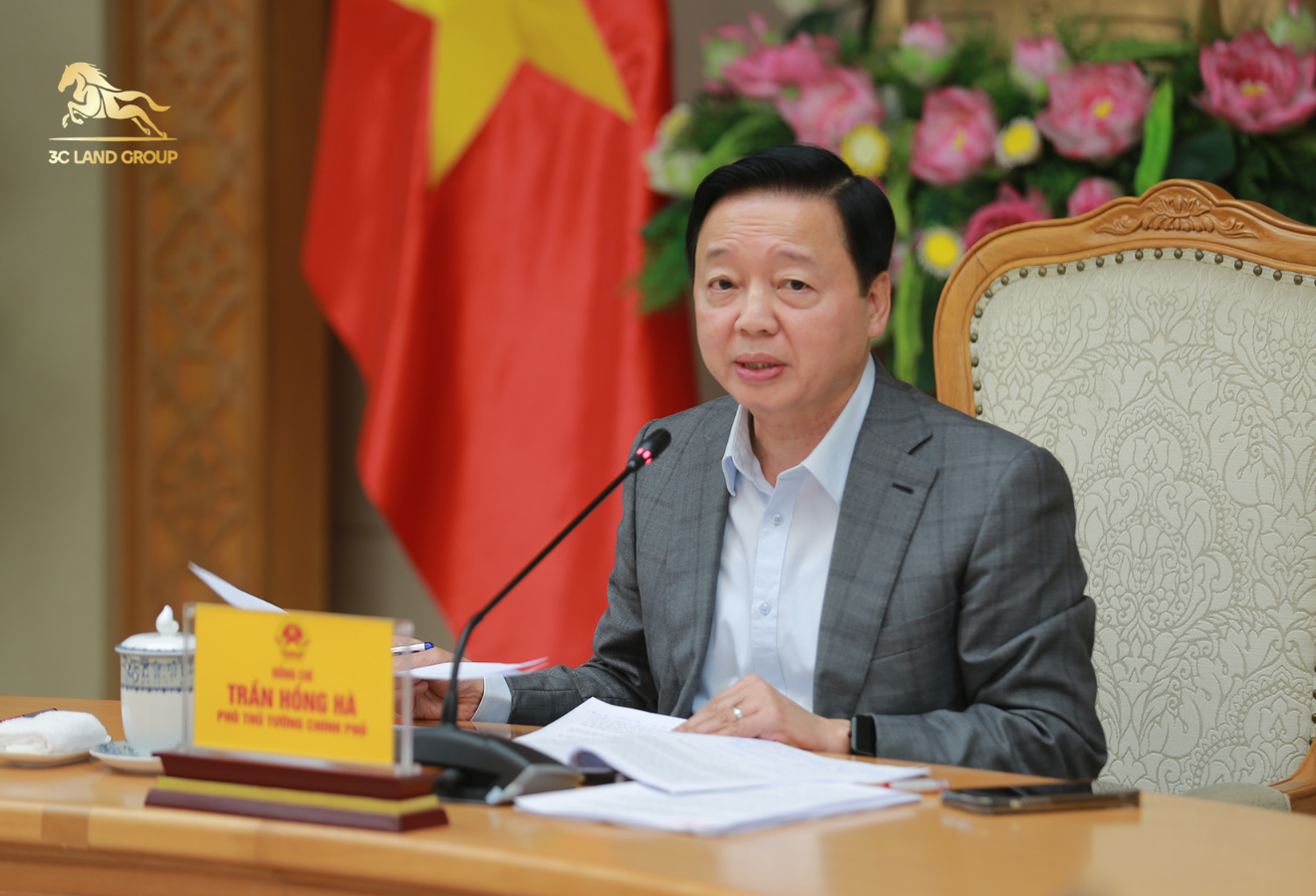 Phó Thủ tướng Trần Hồng Hà đánh giá cao tinh thần chủ động, trách nhiệm và sự phối hợp chặt chẽ của Bộ Nông nghiệp và Môi trường với các bộ, ngành, địa phương, hiệp hội doanh nghiệp bất động sản nhằm trong quá trình xây dựng 2 nghị định 